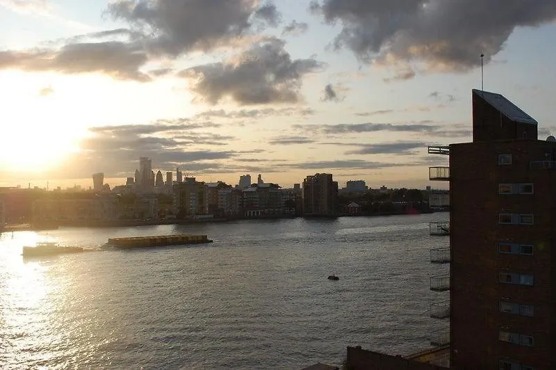 New Refurbished Studio Flat - Canary Wharf London 0*,